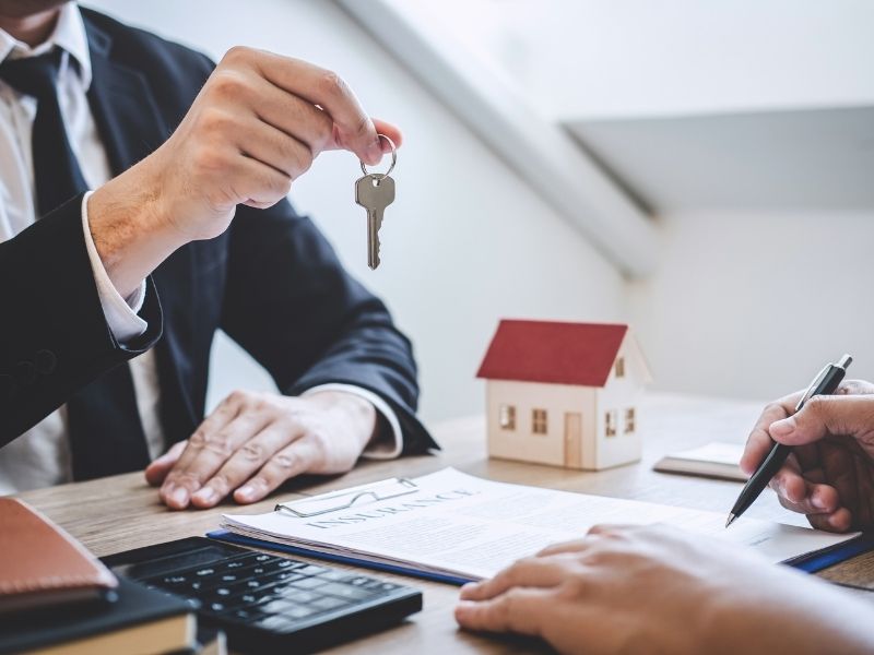 Sprzedaż domu – zająć się tym samodzielnie czy skorzystać z pomocy biura nieruchomości?