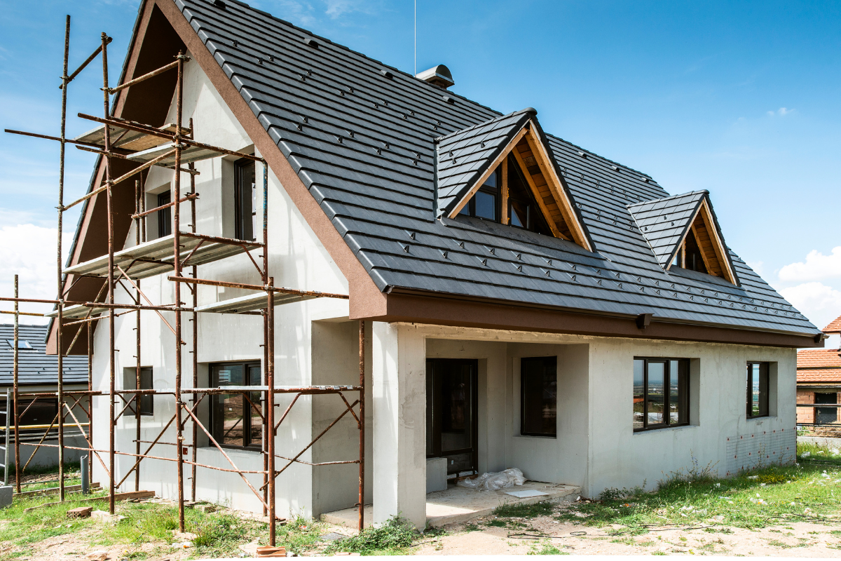 Jak wybrać odpowiednią firmę budowlaną do realizacji budowy domu? Poradnik